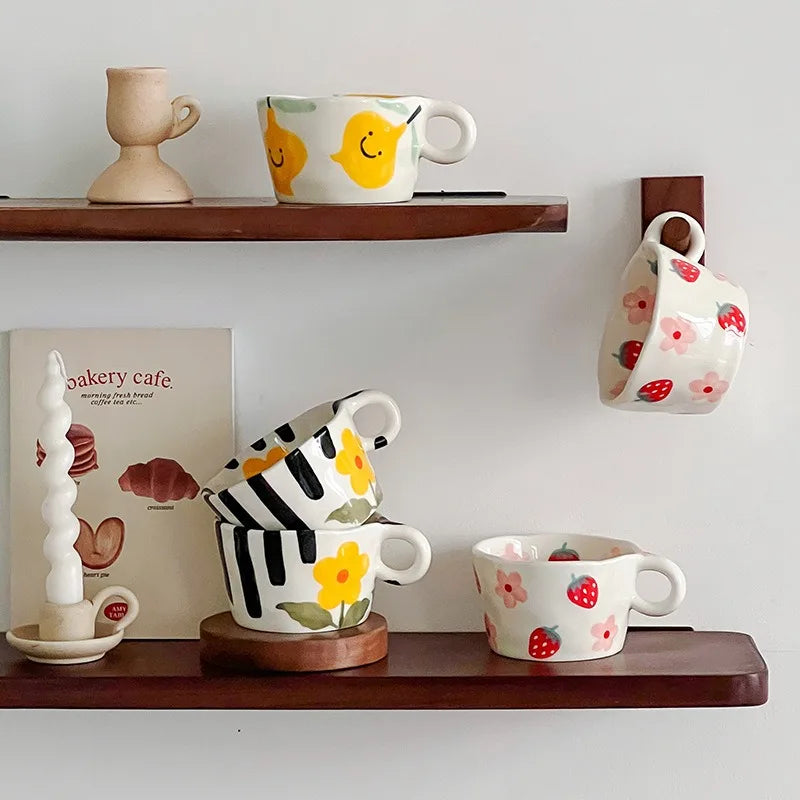Tasse en Céramique Artisanale Peinte à la Main - Motifs Fraise et Fleurs 300ml