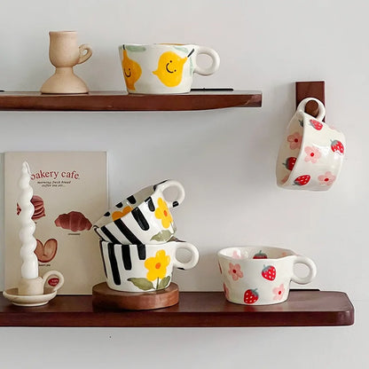 Tasse en Céramique Artisanale Peinte à la Main - Motifs Fraise et Fleurs 300ml