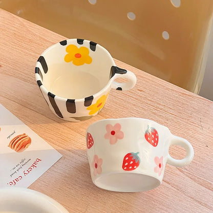 Tasse en Céramique Artisanale Peinte à la Main - Motifs Fraise et Fleurs 300ml