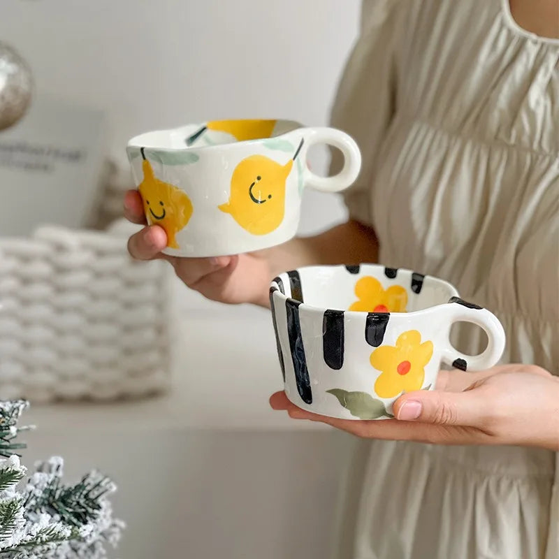 Tasse en Céramique Artisanale Peinte à la Main - Motifs Fraise et Fleurs 300ml