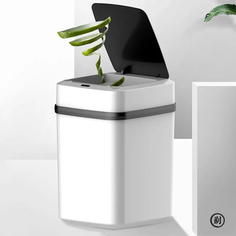 Poubelle tactile cuisine ouverture mains libres pratique gain de temps.
